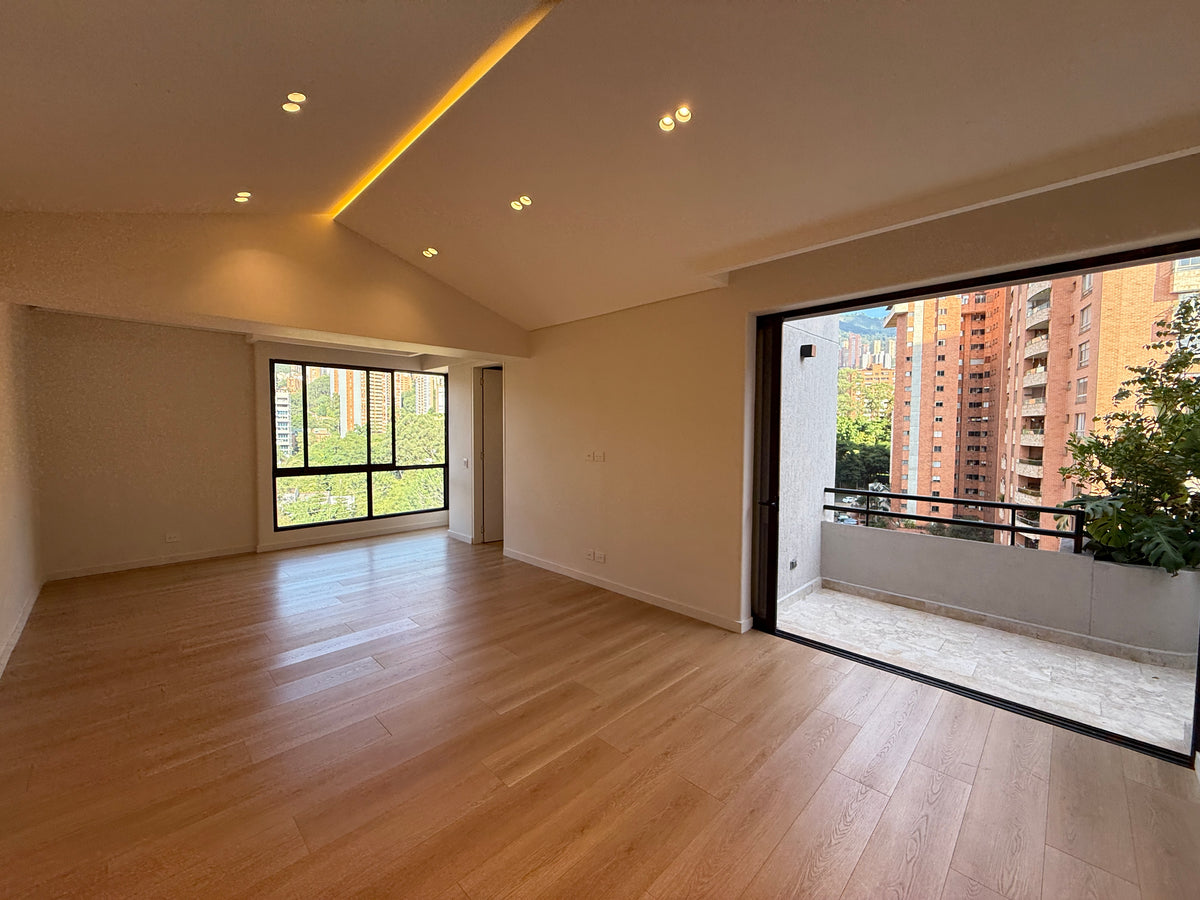 Penthouse Dúplex remodelado en Sector Tranquilo de Provenza con vista panorámica y jacuzzi 3 BR