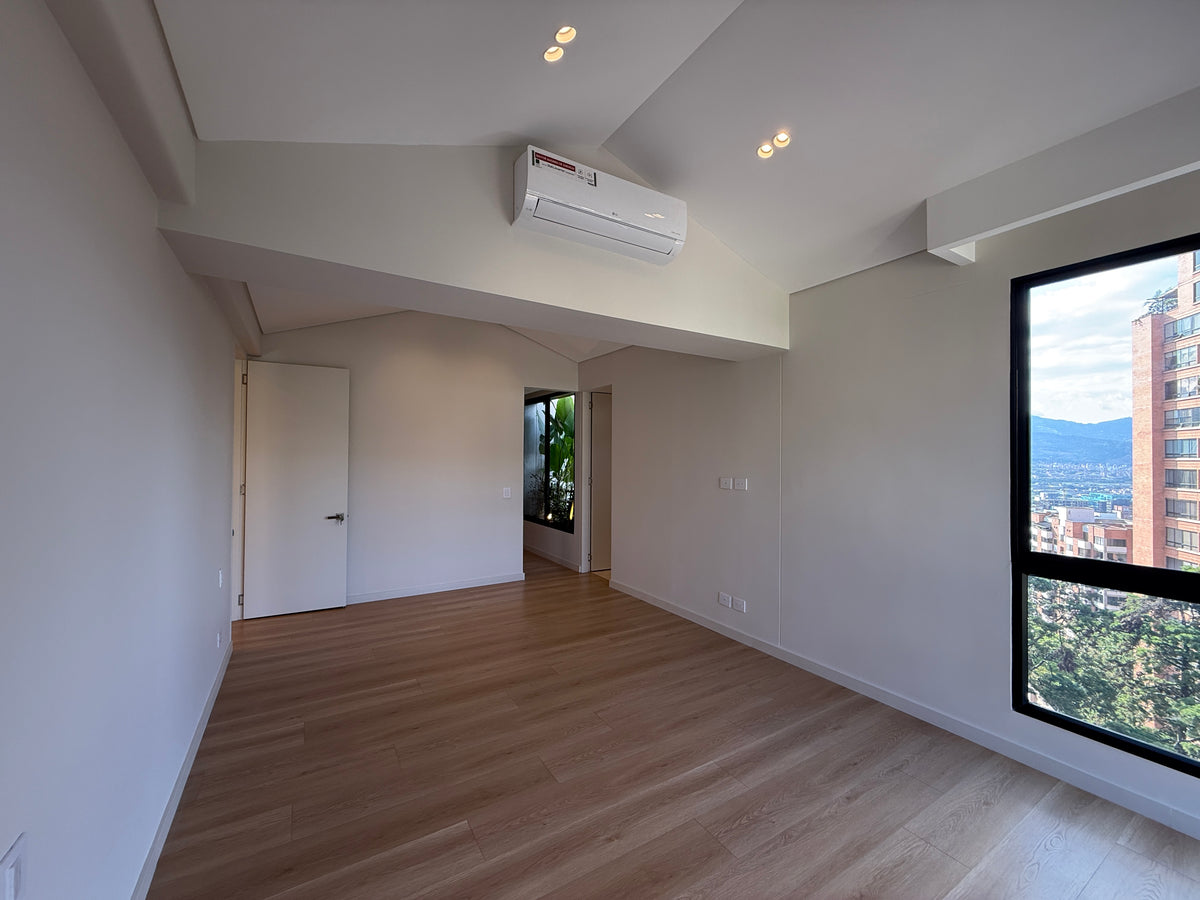 Penthouse Dúplex remodelado en Sector Tranquilo de Provenza con vista panorámica y jacuzzi 3 BR