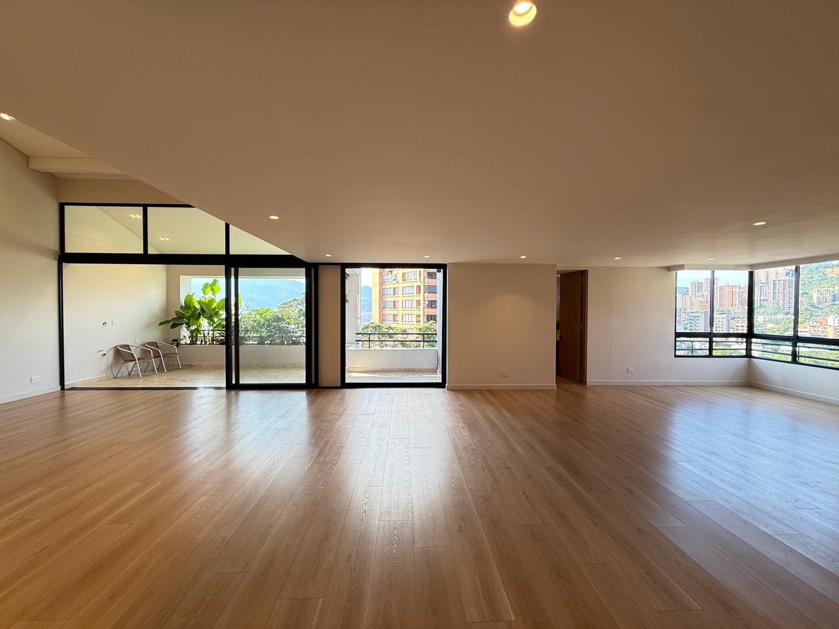 Penthouse Dúplex remodelado en Sector Tranquilo de Provenza con vista panorámica y jacuzzi 3 BR