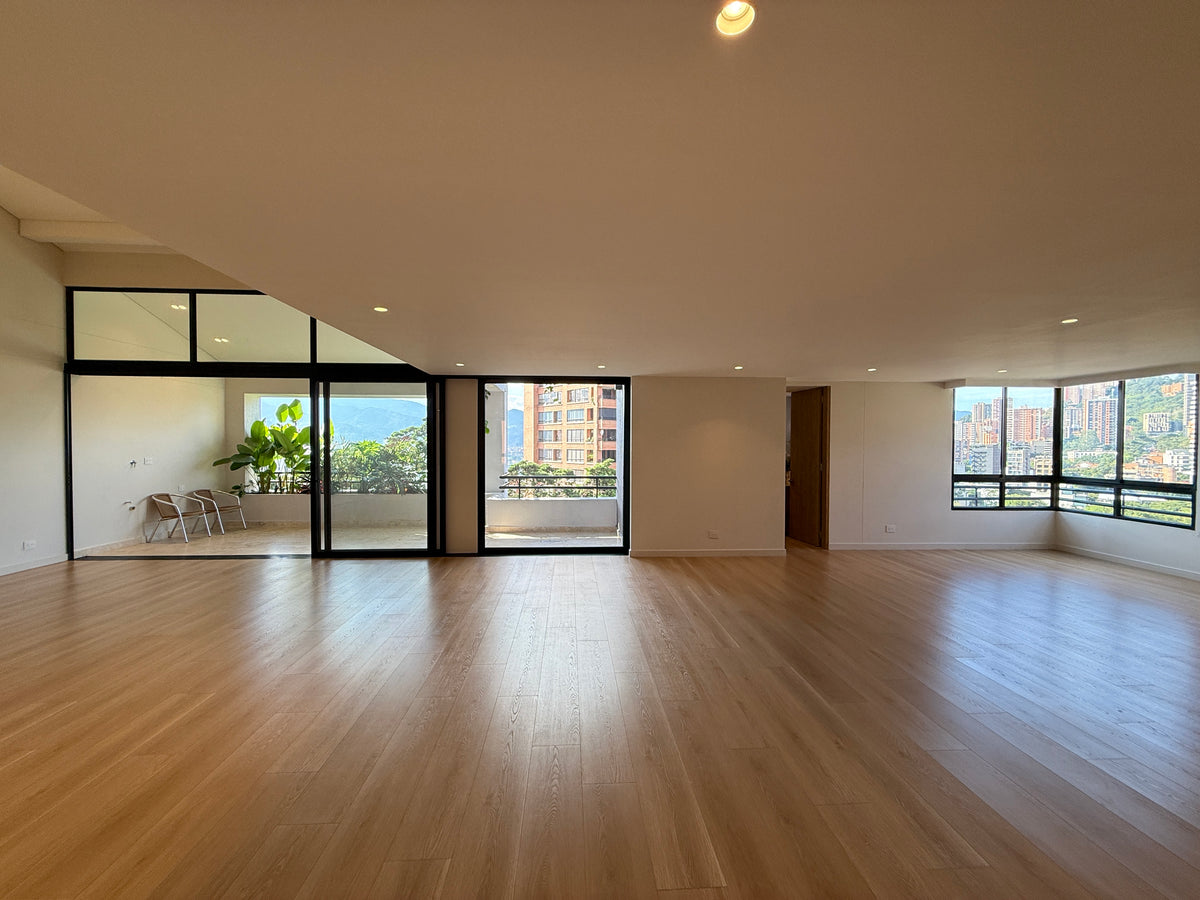 Penthouse Dúplex remodelado en Sector Tranquilo de Provenza con vista panorámica y jacuzzi 3 BR