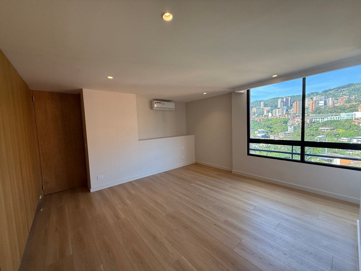Penthouse Dúplex remodelado en Sector Tranquilo de Provenza con vista panorámica y jacuzzi 3 BR