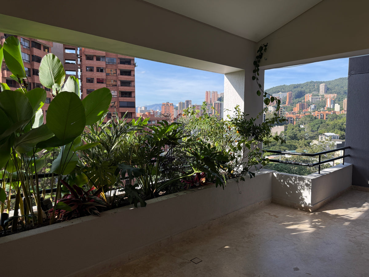Penthouse Dúplex remodelado en Sector Tranquilo de Provenza con vista panorámica y jacuzzi 3 BR