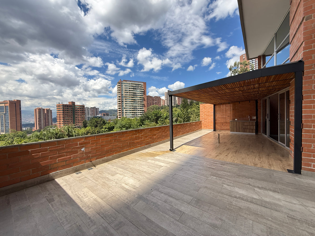 Apartamento dúplex con terraza cerca de El Tesoro Mall del Este y Clínica El Rosario