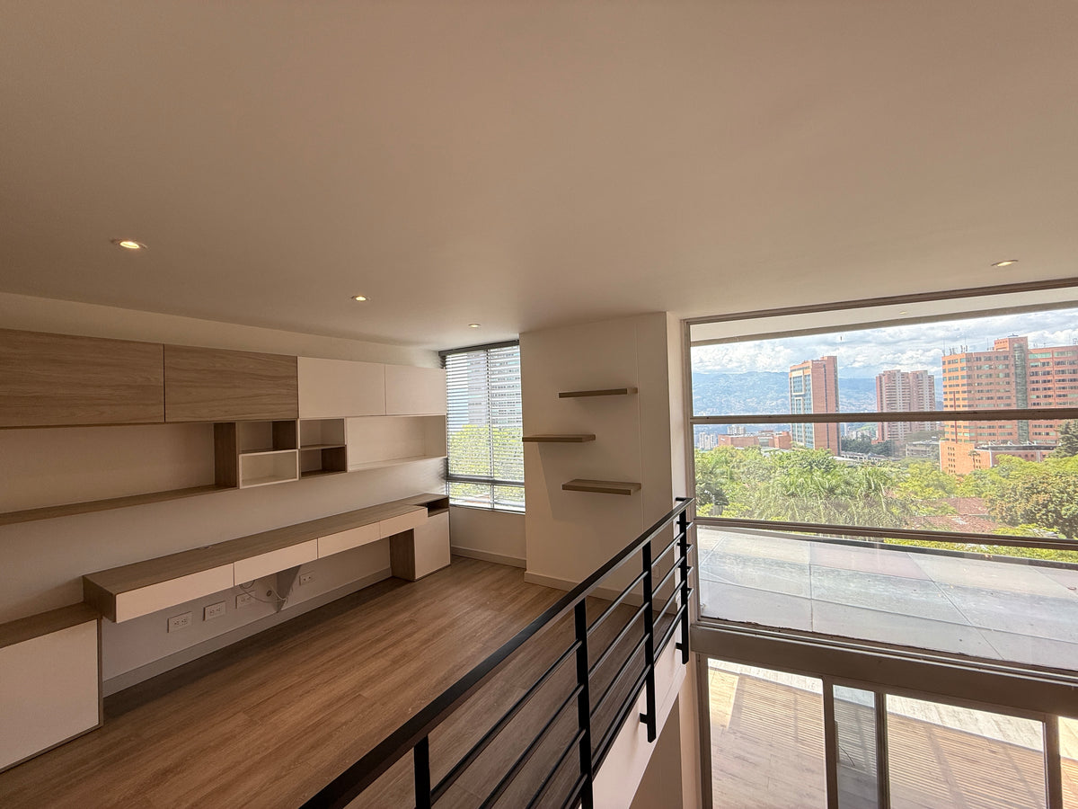 Apartamento dúplex con terraza cerca de El Tesoro Mall del Este y Clínica El Rosario