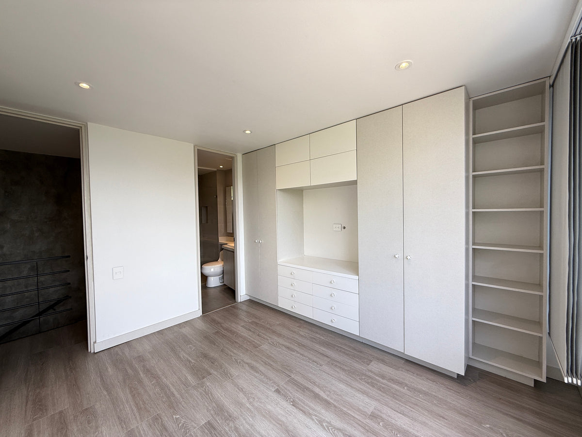 Apartamento dúplex con terraza cerca de El Tesoro Mall del Este y Clínica El Rosario