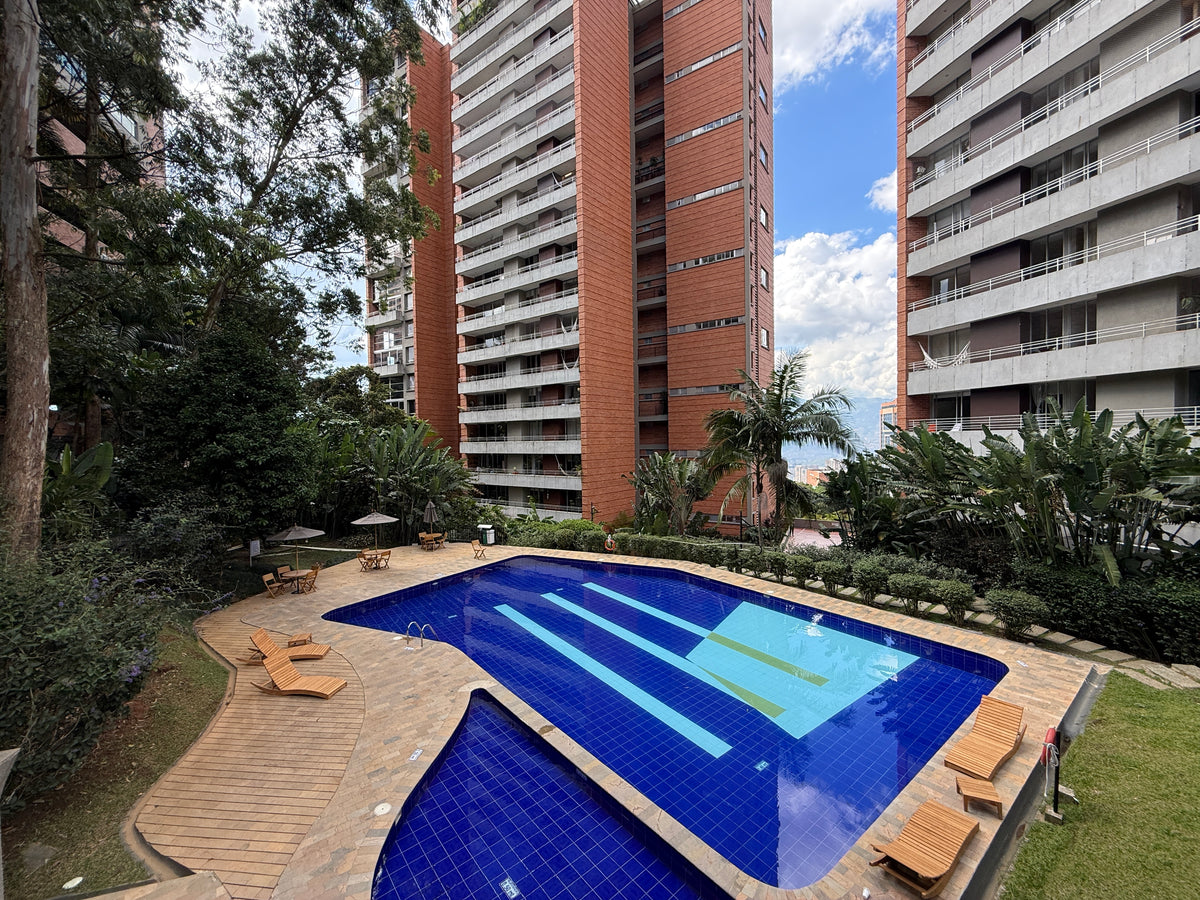 Apartamento dúplex con terraza cerca de El Tesoro Mall del Este y Clínica El Rosario