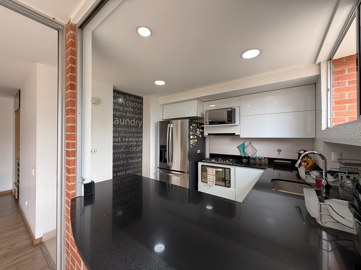 Apartamento en Loma de los Parra, El Poblado con zonas comunes y excelente ubicación