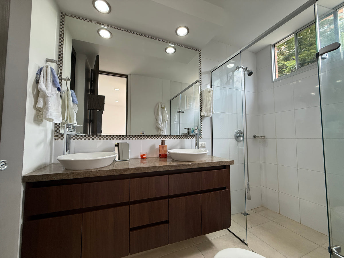 Apartamento en Loma de los Parra, El Poblado con zonas comunes y excelente ubicación