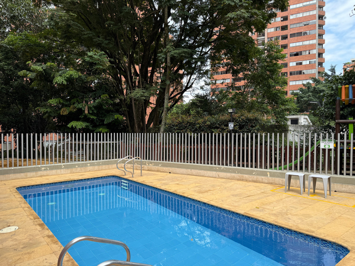 Apartamento en Loma de los Parra, El Poblado con zonas comunes y excelente ubicación