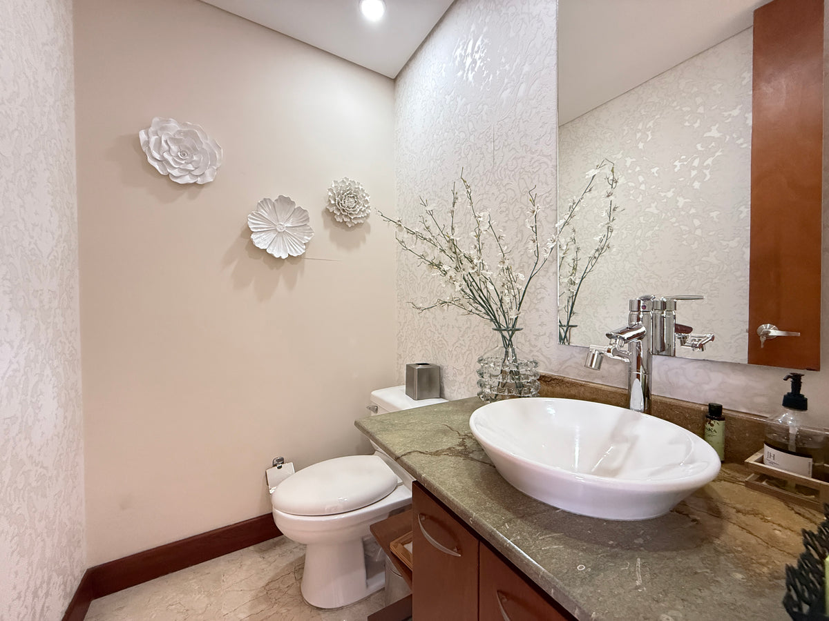 Apartamento amplio de 245 m² sector Las santas, El Poblado con 3 alcobas y balcón |VENDIDO|