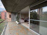 Apartamento amplio de 245 m² sector Las santas, El Poblado con 3 alcobas y balcón |VENDIDO|
