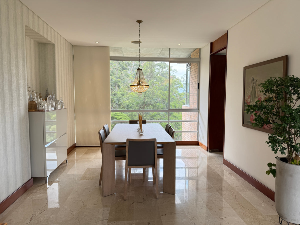 Apartamento amplio de 245 m² sector Las santas, El Poblado con 3 alcobas y balcón |VENDIDO|