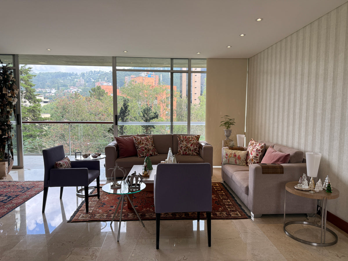 Apartamento amplio de 245 m² sector Las santas, El Poblado con 3 alcobas y balcón |VENDIDO|