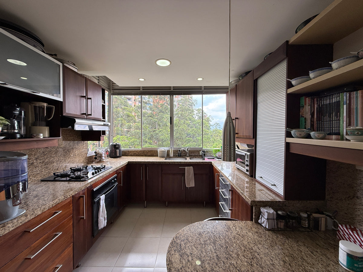 Apartamento amplio de 245 m² sector Las santas, El Poblado con 3 alcobas y balcón |VENDIDO|