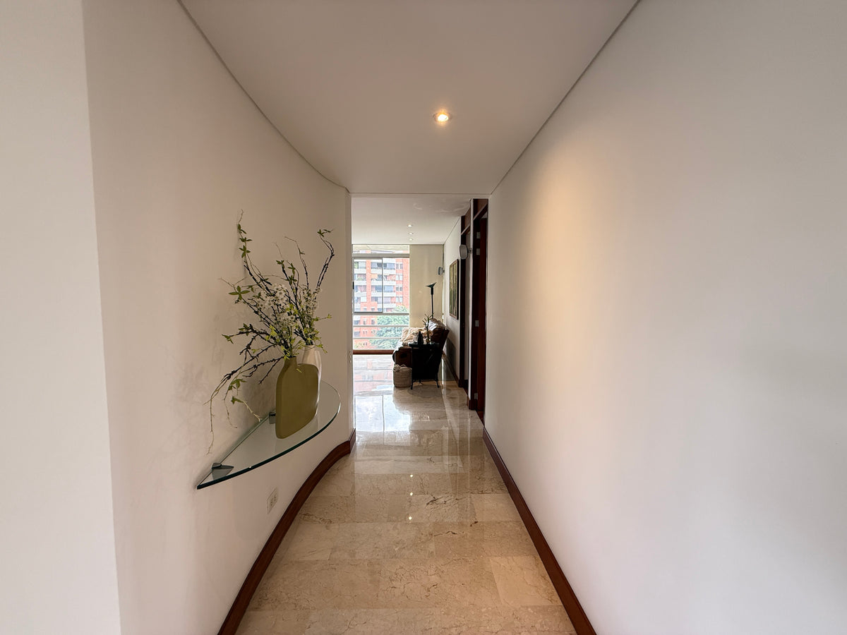 Apartamento amplio de 245 m² sector Las santas, El Poblado con 3 alcobas y balcón |VENDIDO|
