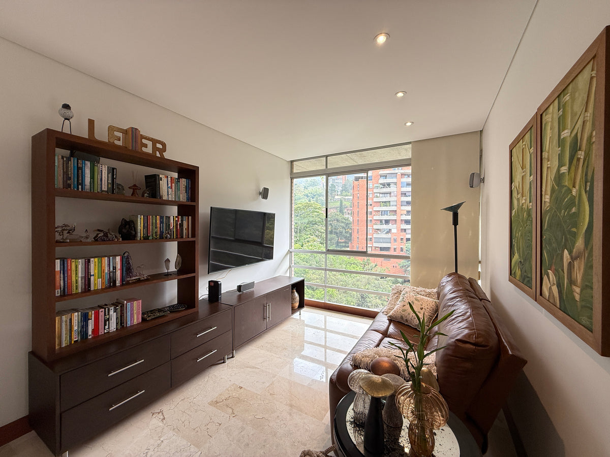 Apartamento amplio de 245 m² sector Las santas, El Poblado con 3 alcobas y balcón |VENDIDO|