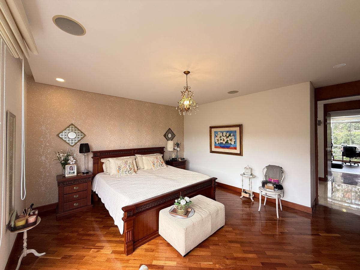 Apartamento amplio de 245 m² sector Las santas, El Poblado con 3 alcobas y balcón |VENDIDO|