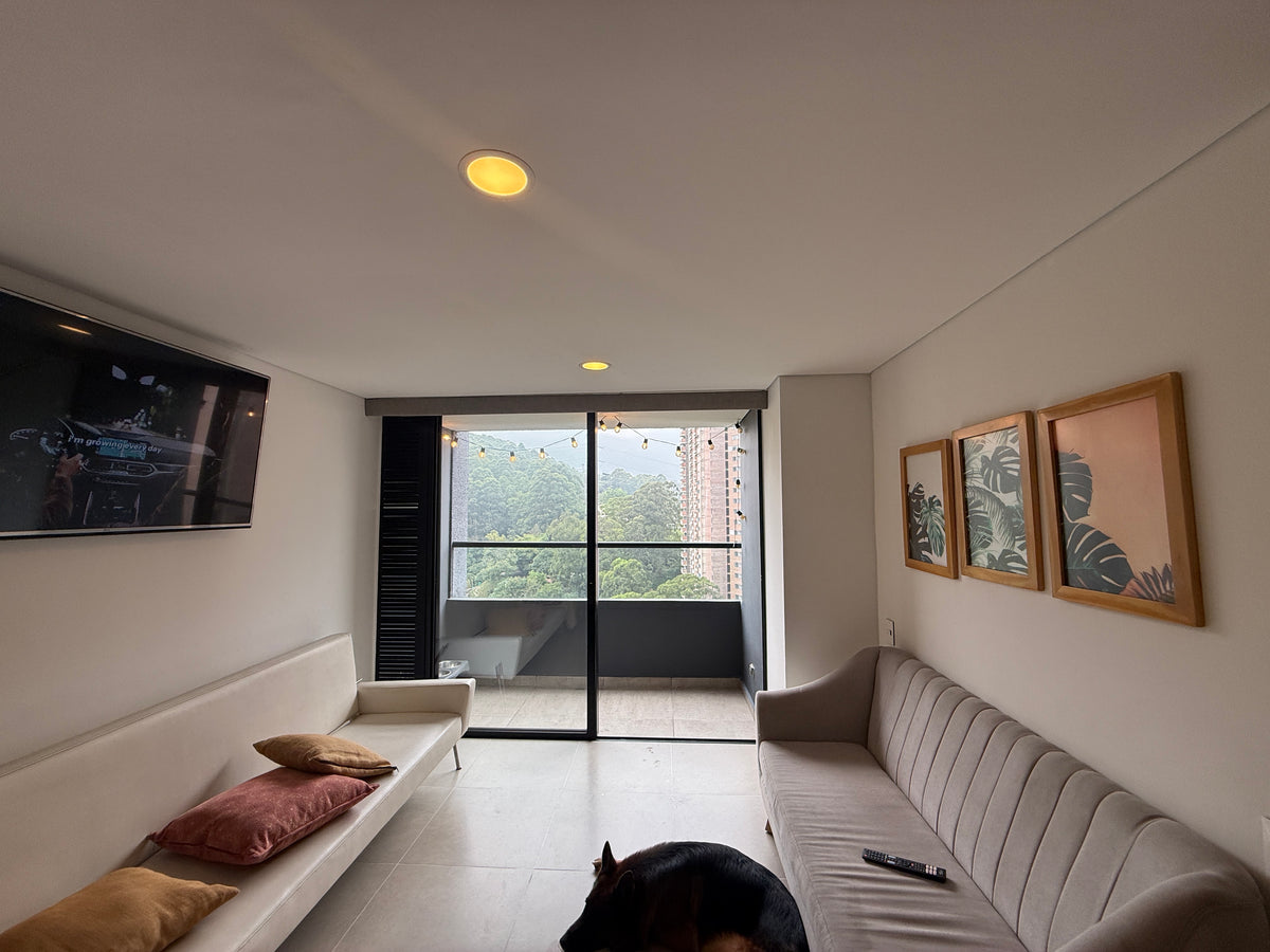 Apartamento en El Poblado – 2 habitaciones, balcón y vista a bosque