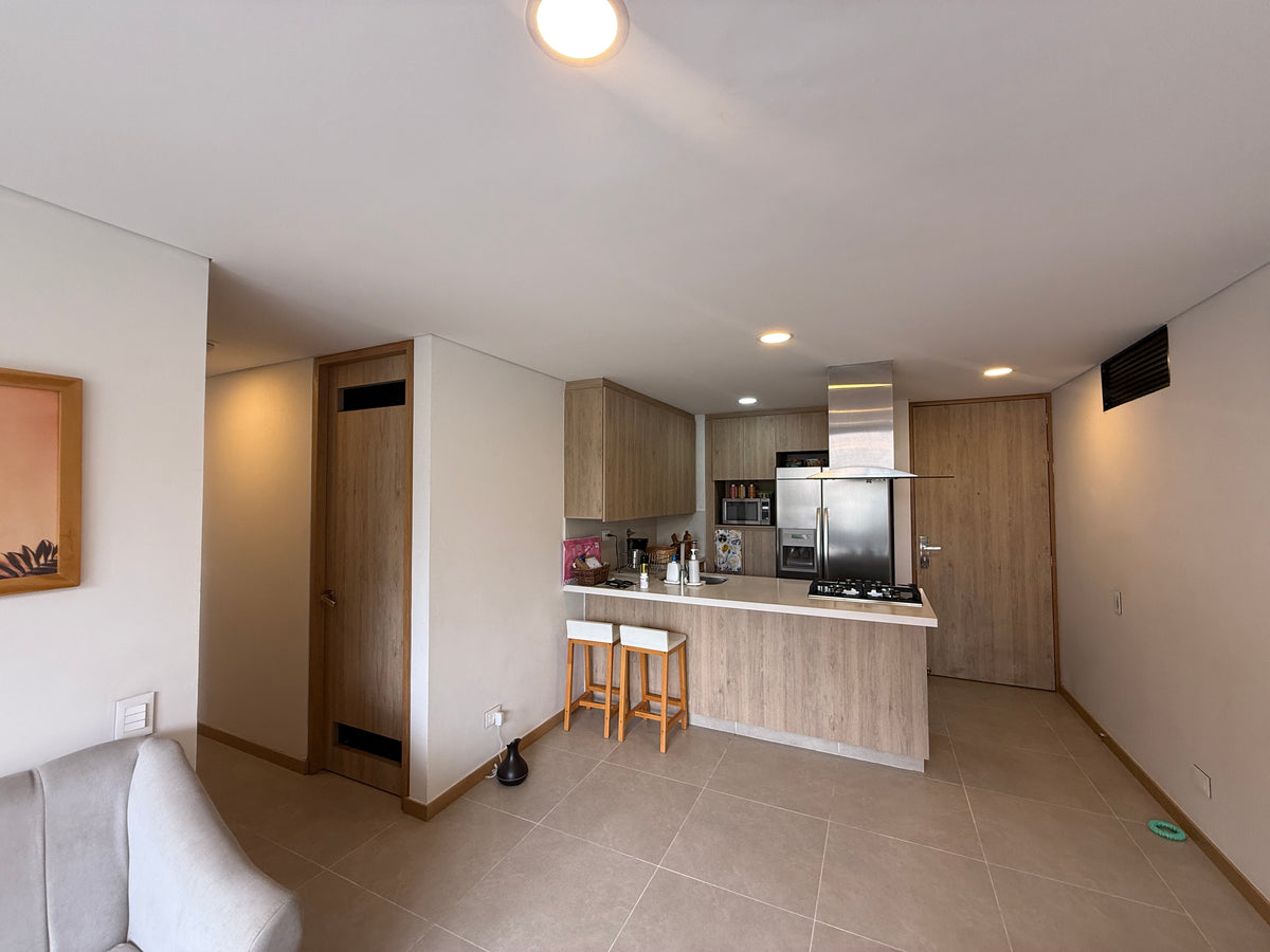Apartamento en El Poblado – 2 habitaciones, balcón y vista a bosque