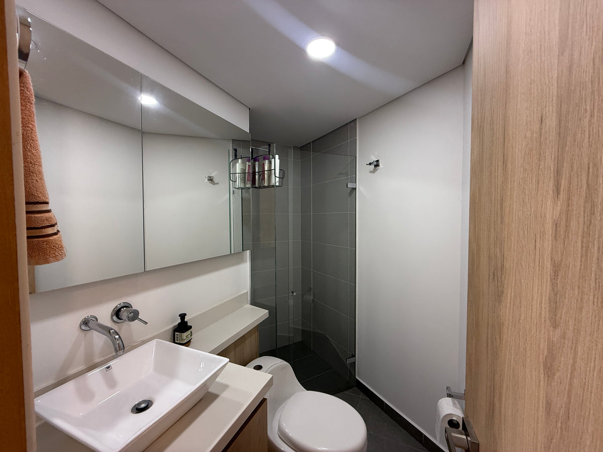 Apartamento en El Poblado – 2 habitaciones, balcón y vista a bosque