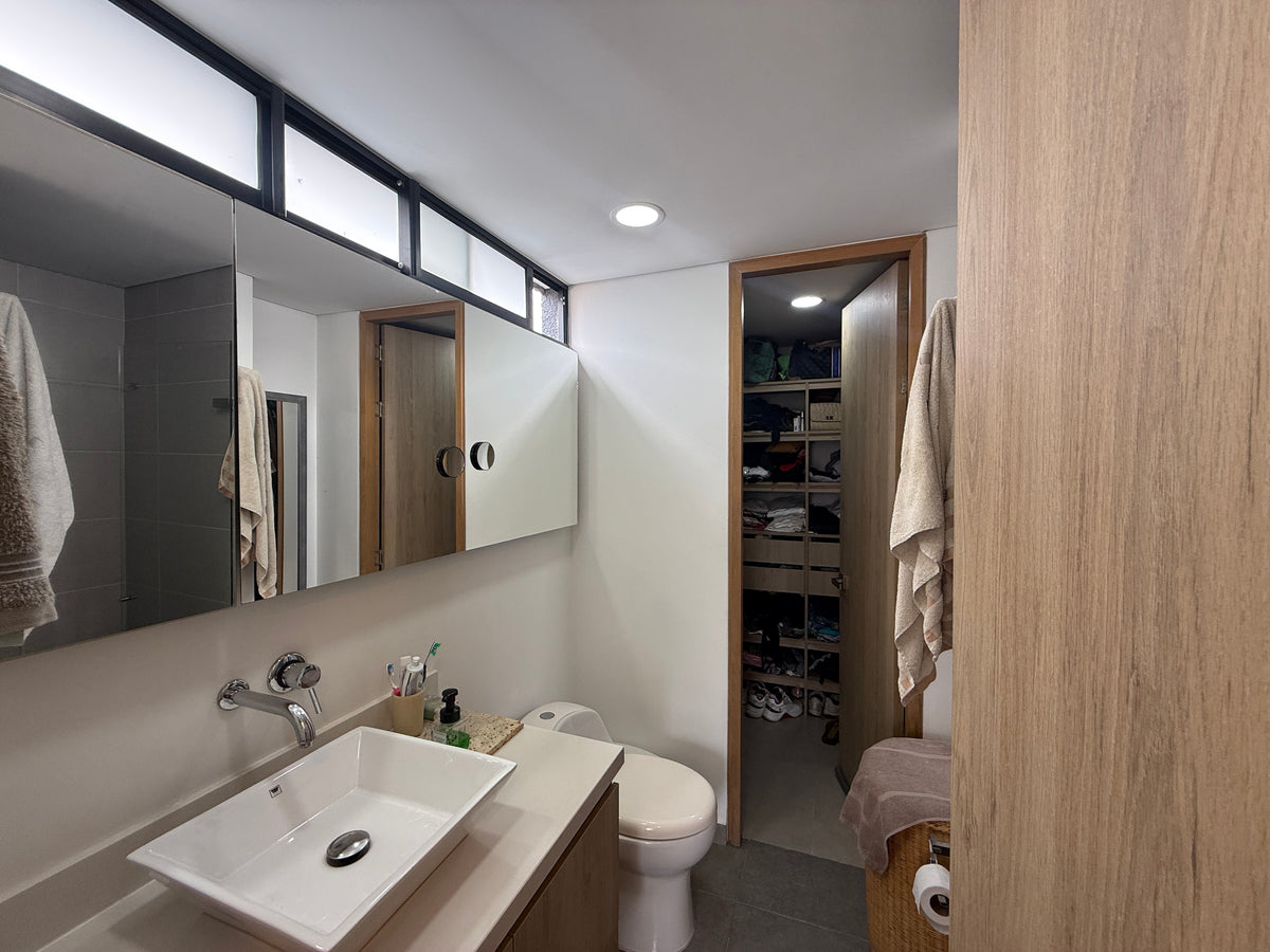 Apartamento en El Poblado – 2 habitaciones, balcón y vista a bosque
