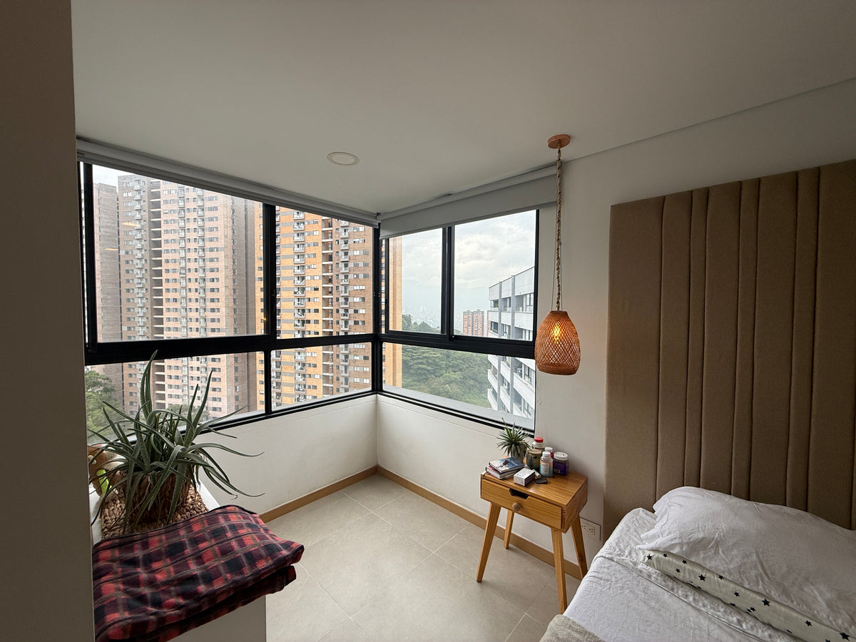 Apartamento en El Poblado – 2 habitaciones, balcón y vista a bosque