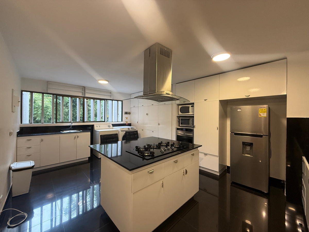 Apartamento amoblado en Vizcaya, El Poblado 167 m² con balcón y amplios espacios