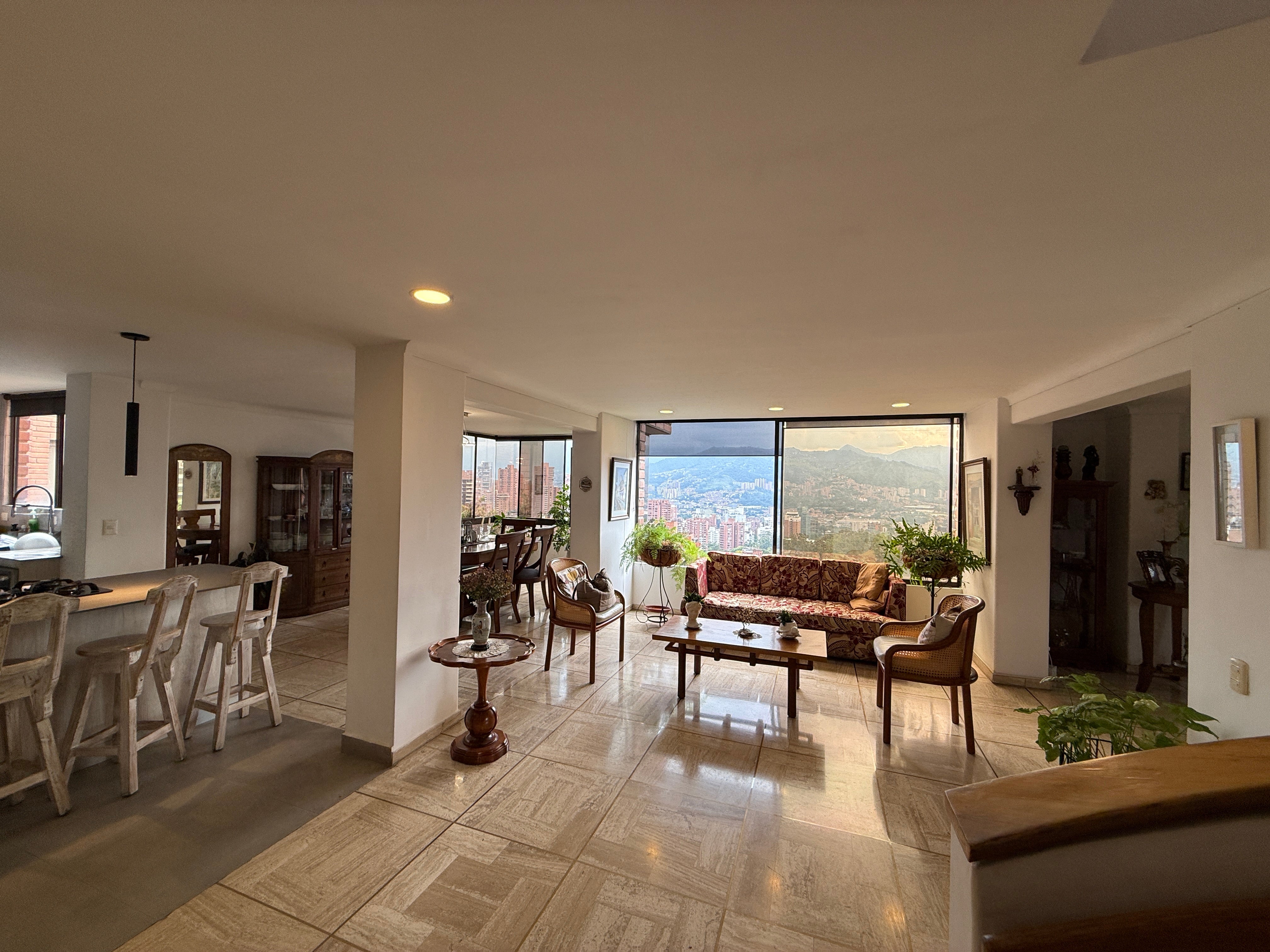 Dúplex de 250 m² para remodelar en Vizcaya, El Poblado – 3 habitaciones con baño