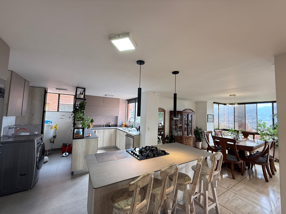 Dúplex de 250 m² para remodelar en Vizcaya, El Poblado – 3 habitaciones con baño