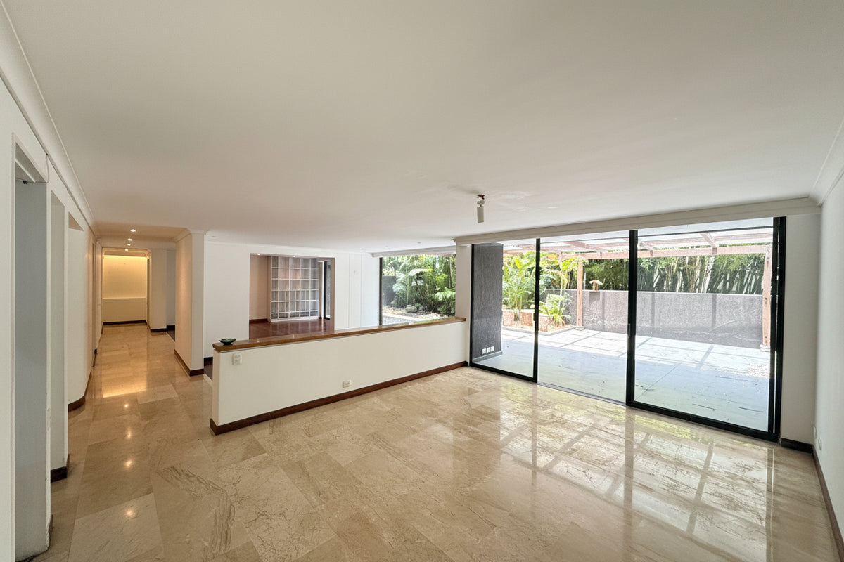 Apartamento en La Tomatera, El Poblado con terraza gran potencial de remodelación