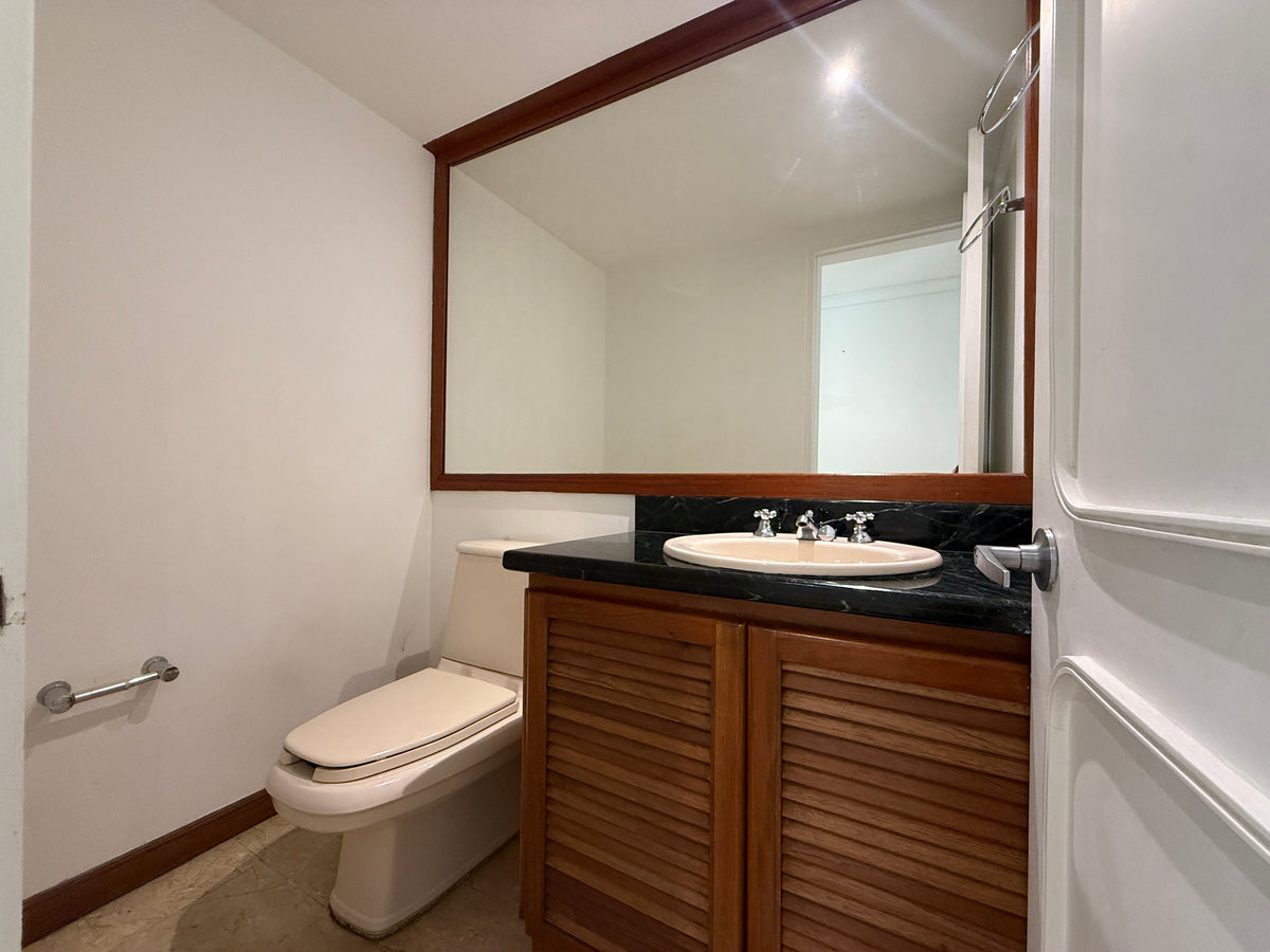 Apartamento en La Tomatera, El Poblado con terraza gran potencial de remodelación