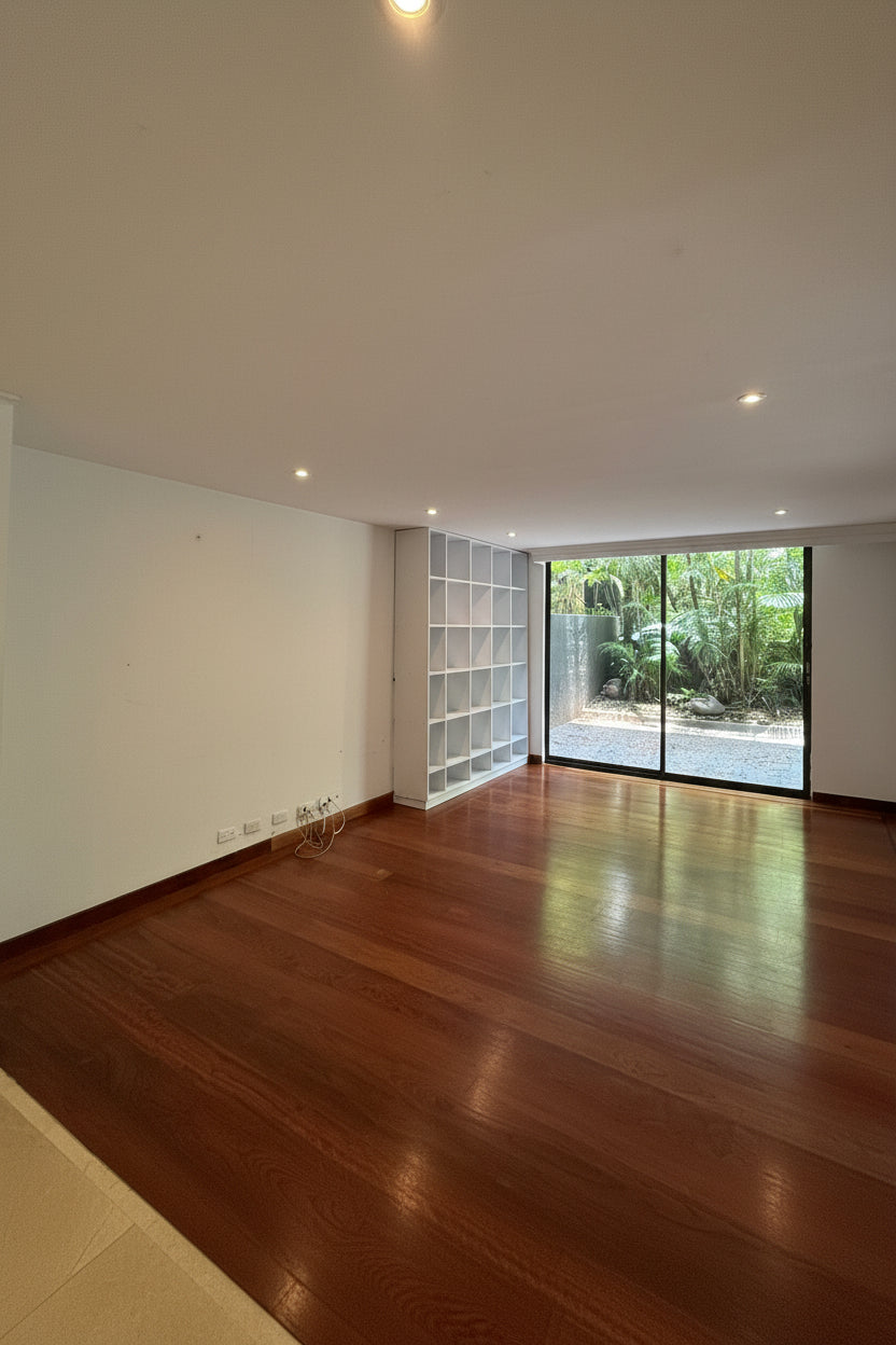 Apartamento en La Tomatera, El Poblado con terraza gran potencial de remodelación