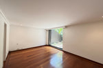 Apartamento en La Tomatera, El Poblado con terraza gran potencial de remodelación