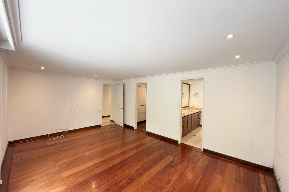 Apartamento en La Tomatera, El Poblado con terraza gran potencial de remodelación