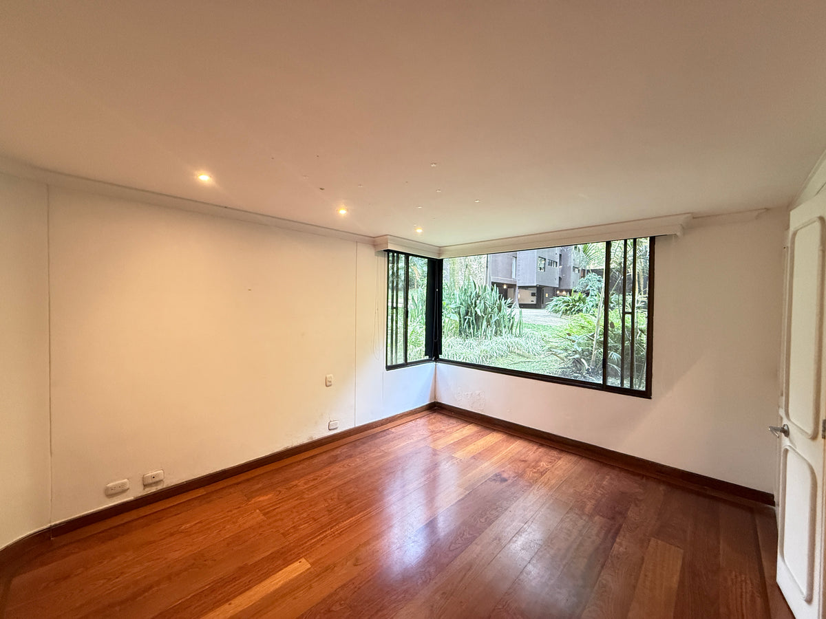 Apartamento en La Tomatera, El Poblado con terraza gran potencial de remodelación