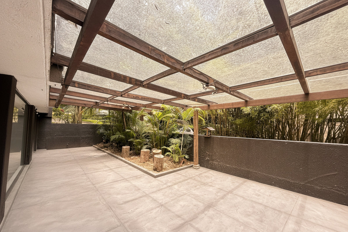 Apartamento en La Tomatera, El Poblado con terraza gran potencial de remodelación