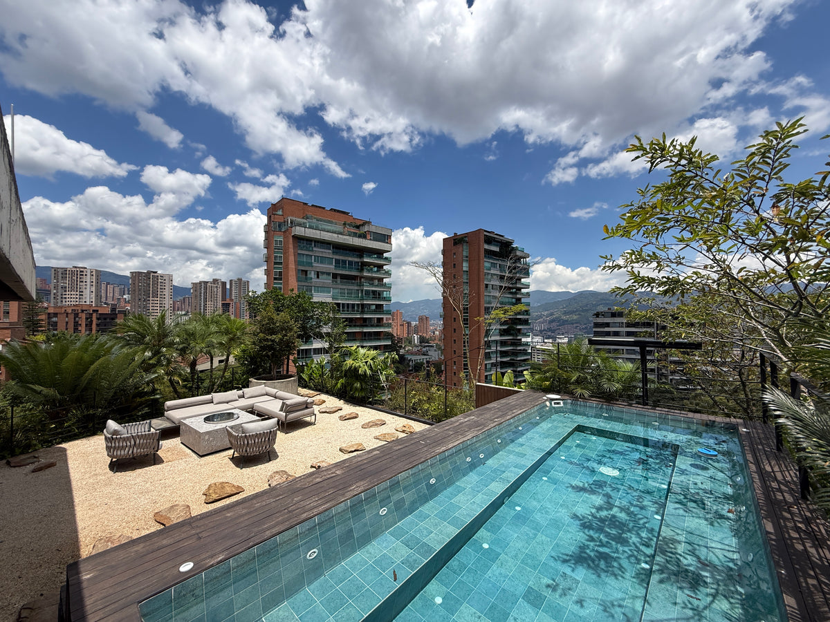 Furnished duplex penthouse in Las Lomas, El Poblado with terrace, pool and sauna