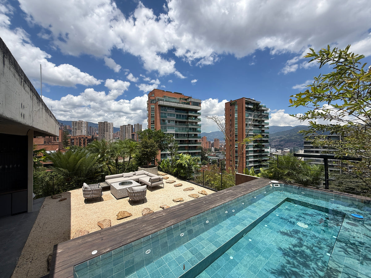 Furnished duplex penthouse in Las Lomas, El Poblado with terrace, pool and sauna