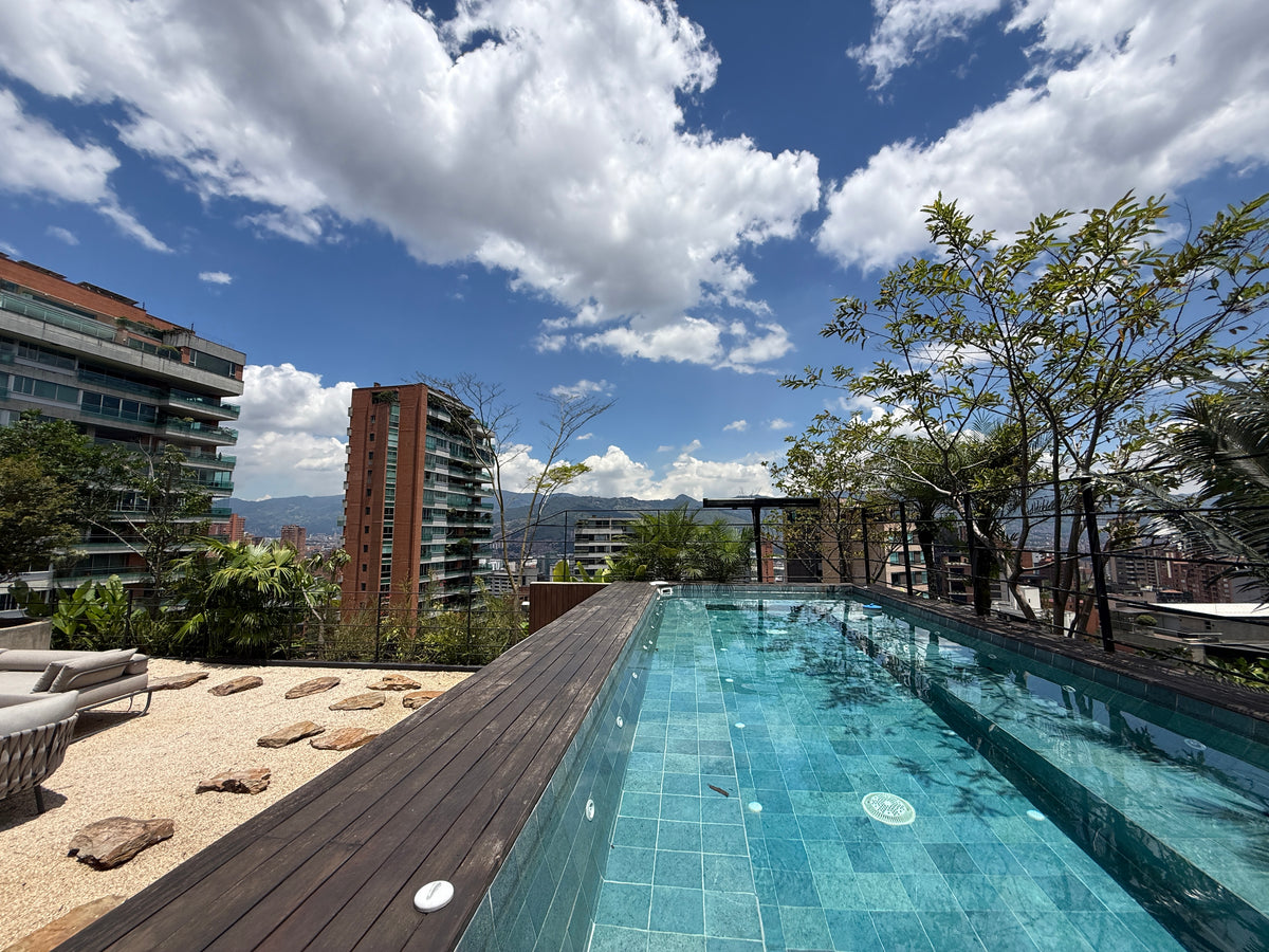 Furnished duplex penthouse in Las Lomas, El Poblado with terrace, pool and sauna