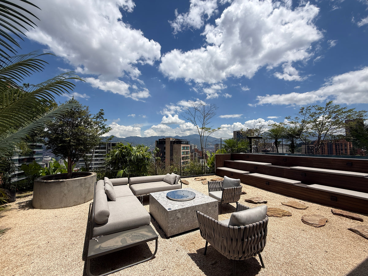 Furnished duplex penthouse in Las Lomas, El Poblado with terrace, pool and sauna