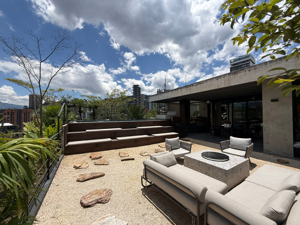 Furnished duplex penthouse in Las Lomas, El Poblado with terrace, pool and sauna