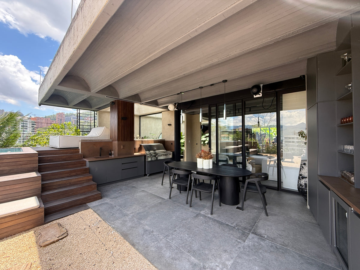 Furnished duplex penthouse in Las Lomas, El Poblado with terrace, pool and sauna
