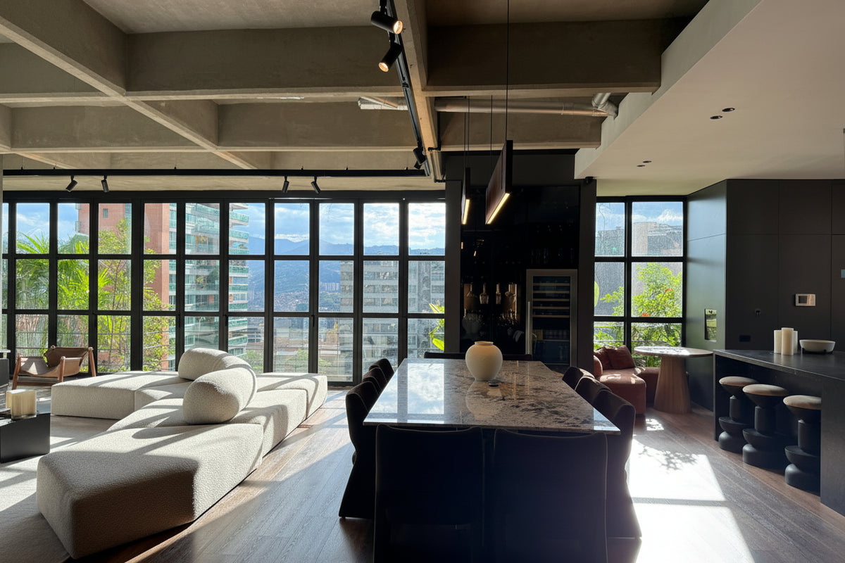Furnished duplex penthouse in Las Lomas, El Poblado with terrace, pool and sauna