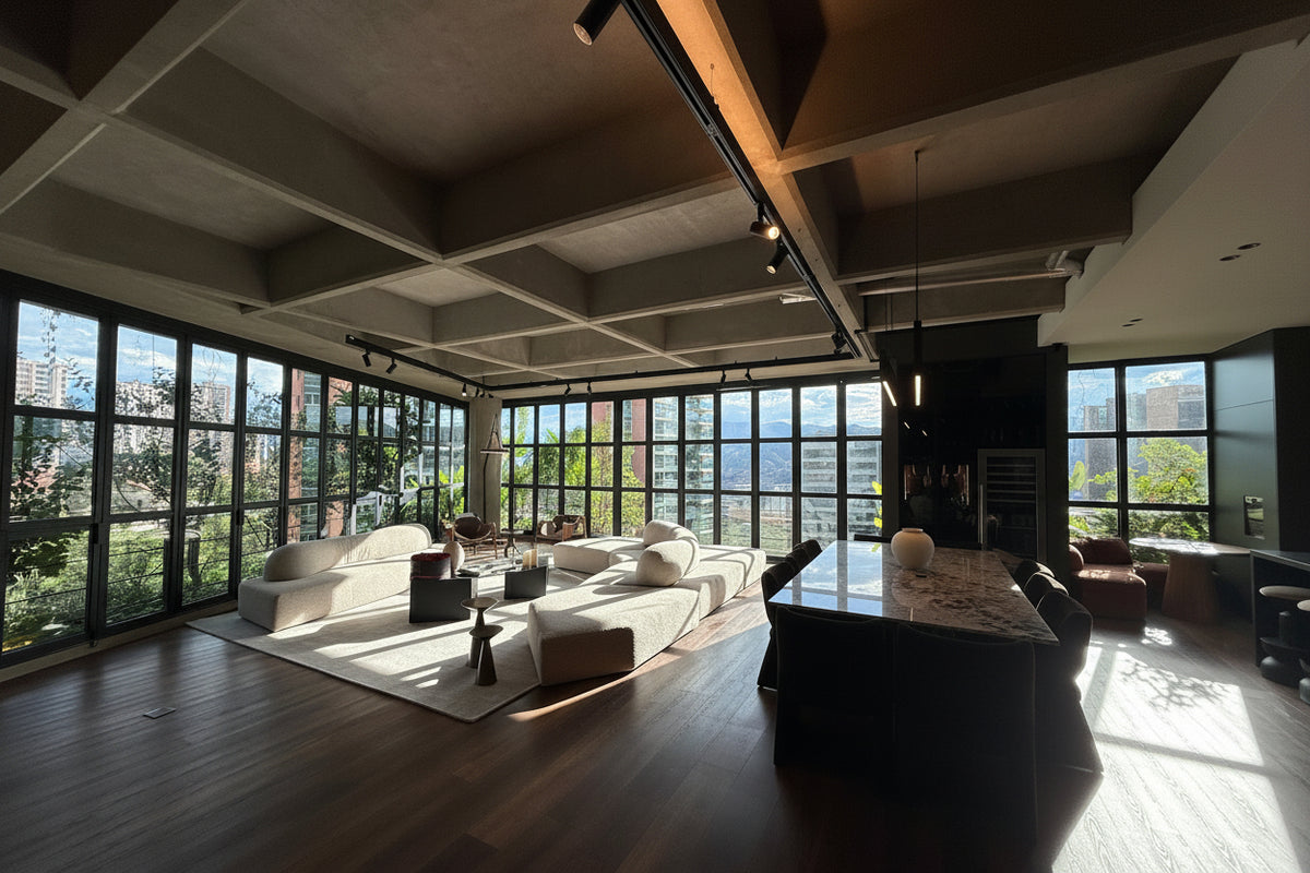 Furnished duplex penthouse in Las Lomas, El Poblado with terrace, pool and sauna