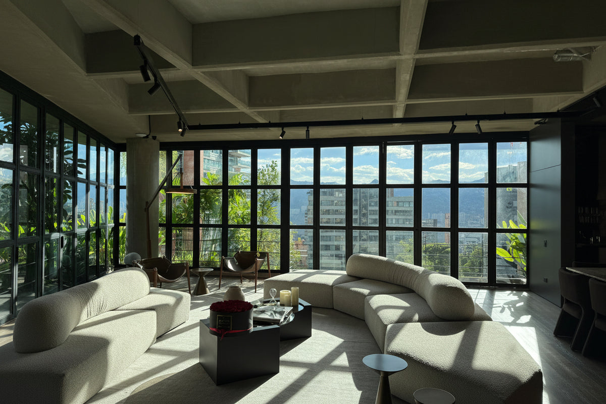 Furnished duplex penthouse in Las Lomas, El Poblado with terrace, pool and sauna