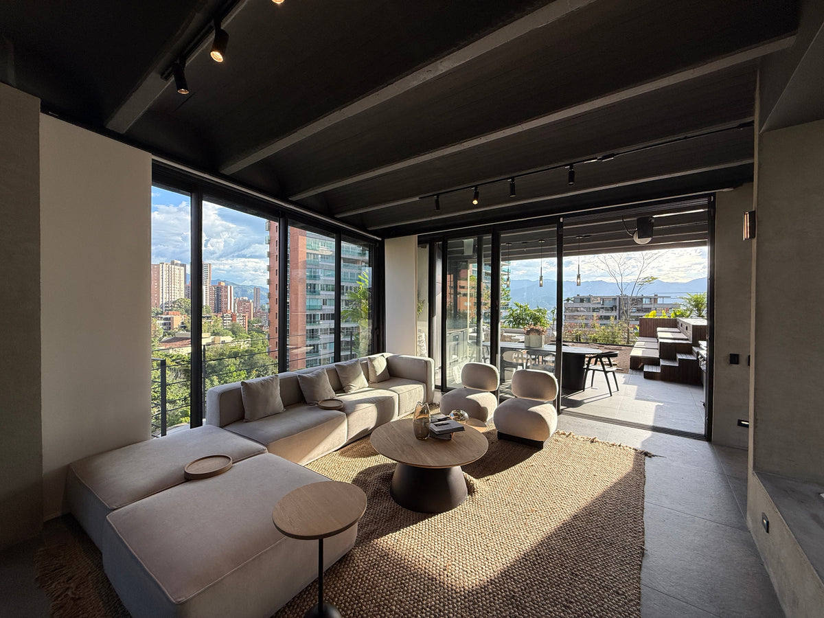 Furnished duplex penthouse in Las Lomas, El Poblado with terrace, pool and sauna