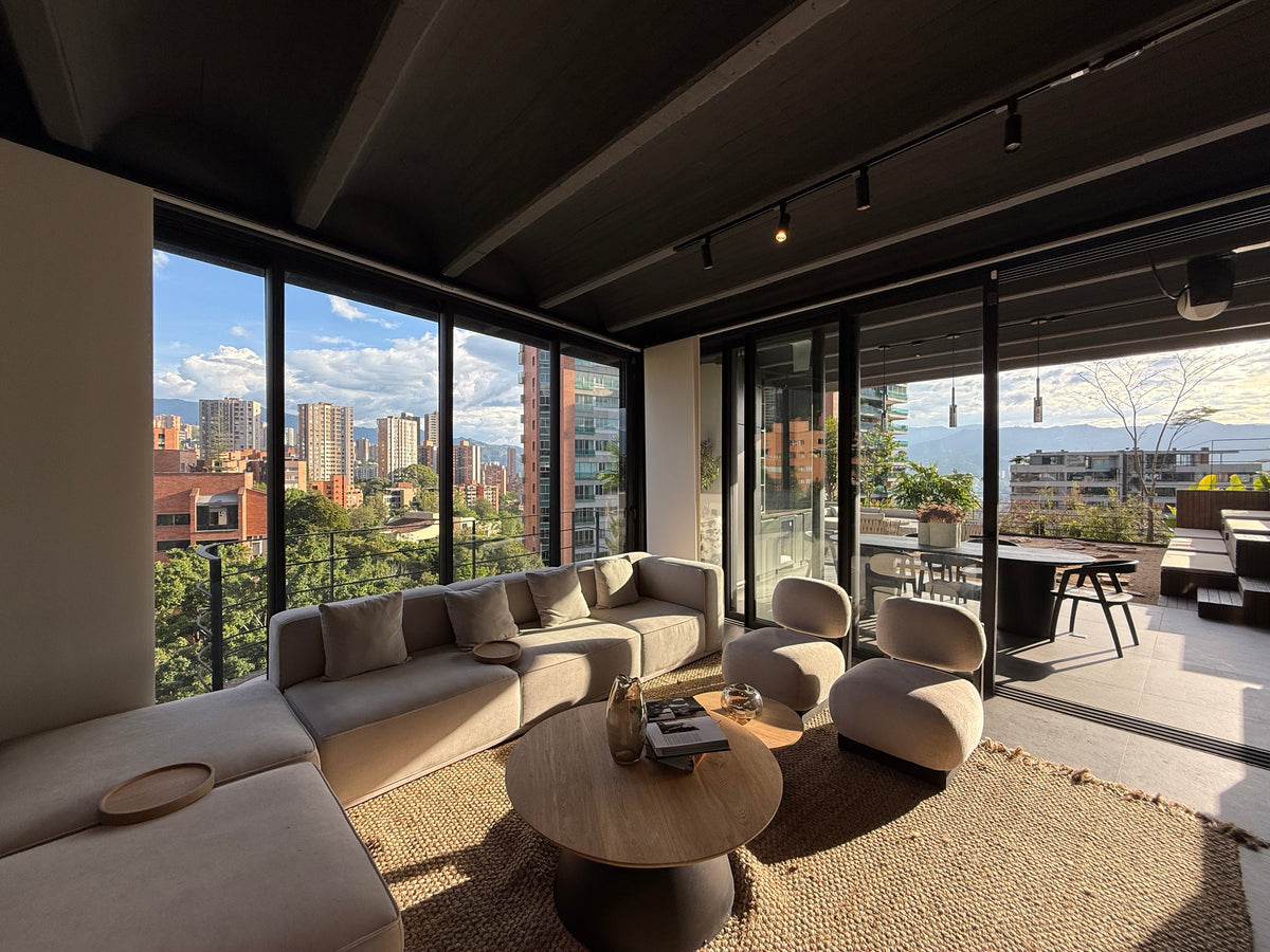 Furnished duplex penthouse in Las Lomas, El Poblado with terrace, pool and sauna