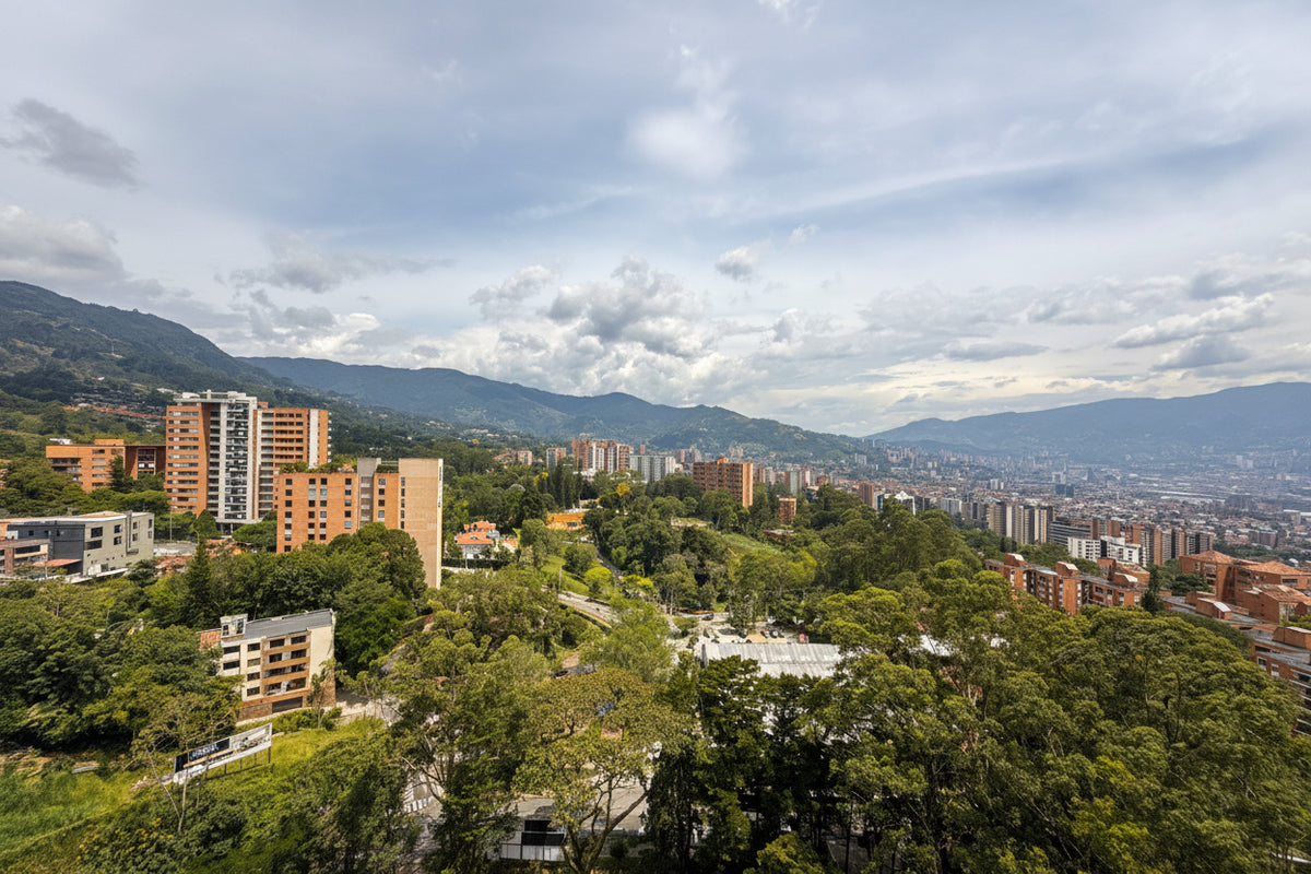 Apartamento en Piso Alto con Vista Verde | Sector San Lucas, El Poblado
