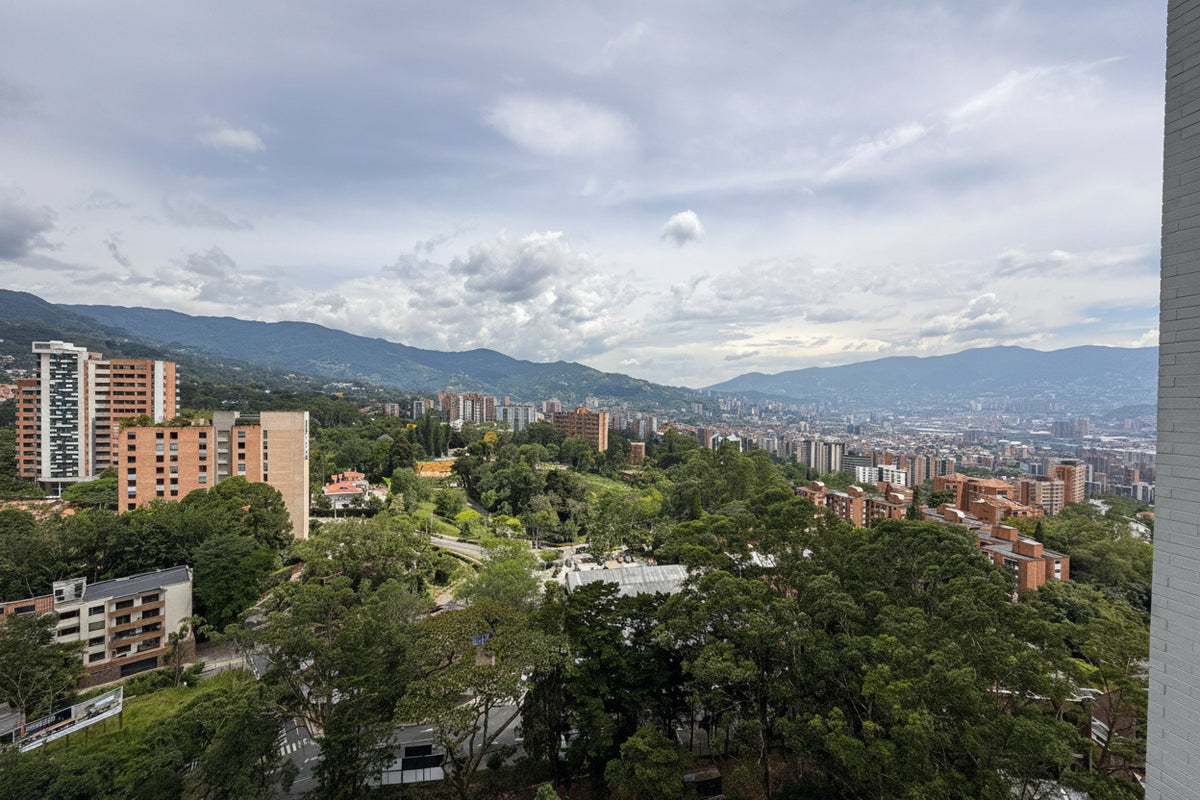Apartamento en Piso Alto con Vista Verde | Sector San Lucas, El Poblado
