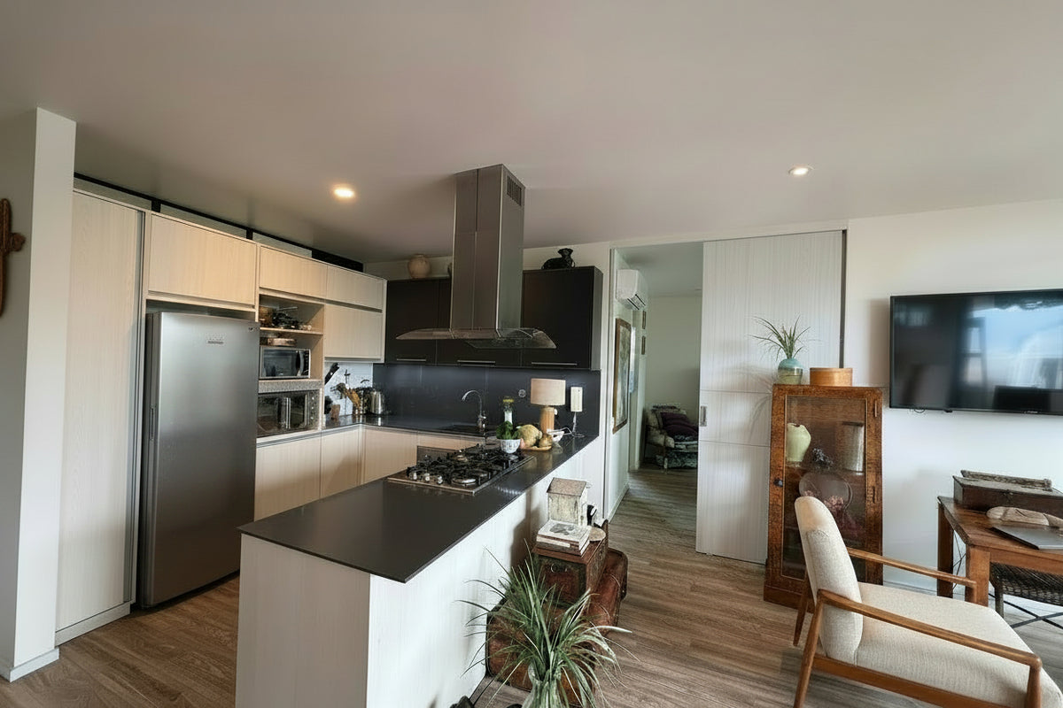 Apartamento en Piso Alto con Balcón & Vista | Milla de Oro